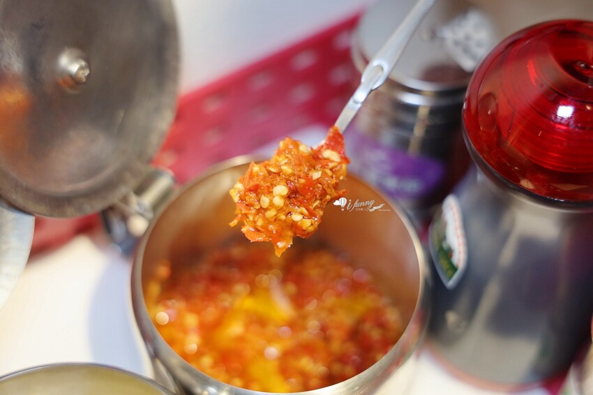 三重國小站美食!雙囍號麵線爆料三寶,麻辣臭豆腐鴨血必吃。