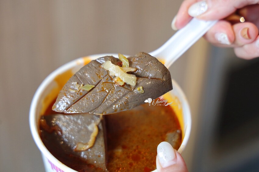 三重國小站美食!雙囍號麵線爆料三寶,麻辣臭豆腐鴨血必吃。