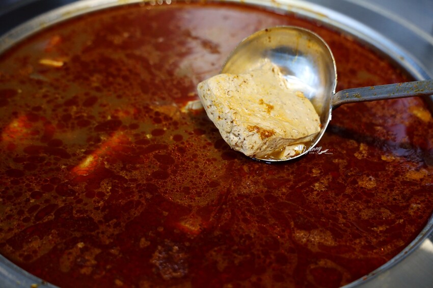 三重國小站美食!雙囍號麵線爆料三寶,麻辣臭豆腐鴨血必吃。