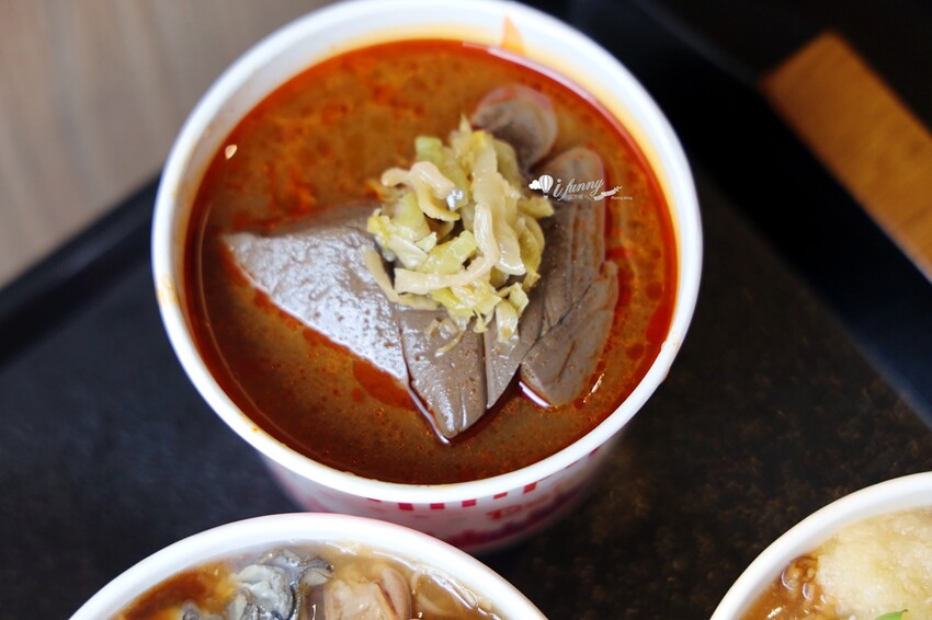 三重國小站美食!雙囍號麵線爆料三寶,麻辣臭豆腐鴨血必吃。