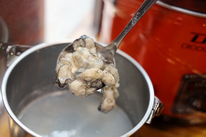三重國小站美食!雙囍號麵線爆料三寶,麻辣臭豆腐鴨血必吃。