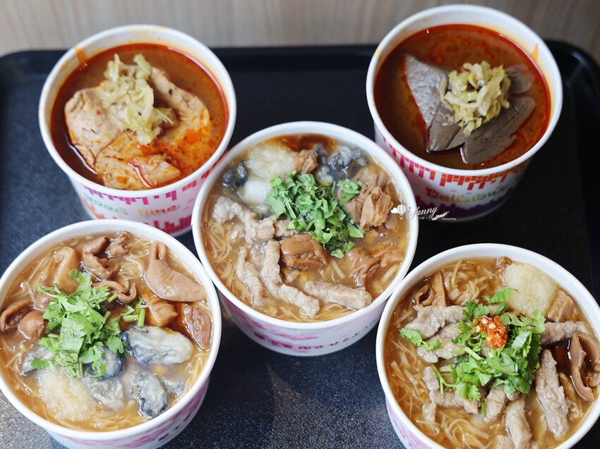 三重國小站美食!雙囍號麵線爆料三寶,麻辣臭豆腐鴨血必吃。