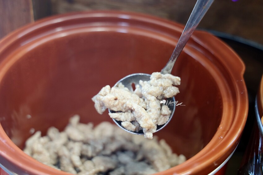 三重國小站美食!雙囍號麵線爆料三寶,麻辣臭豆腐鴨血必吃。