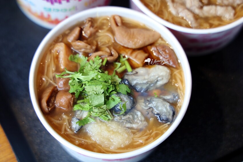 三重國小站美食!雙囍號麵線爆料三寶,麻辣臭豆腐鴨血必吃。