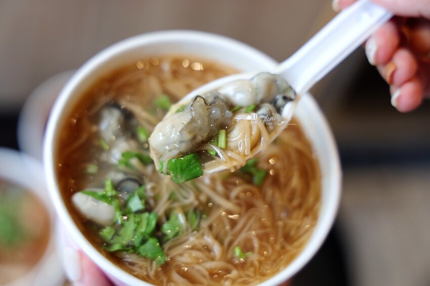 三重國小站美食!雙囍號麵線爆料三寶,麻辣臭豆腐鴨血必吃。