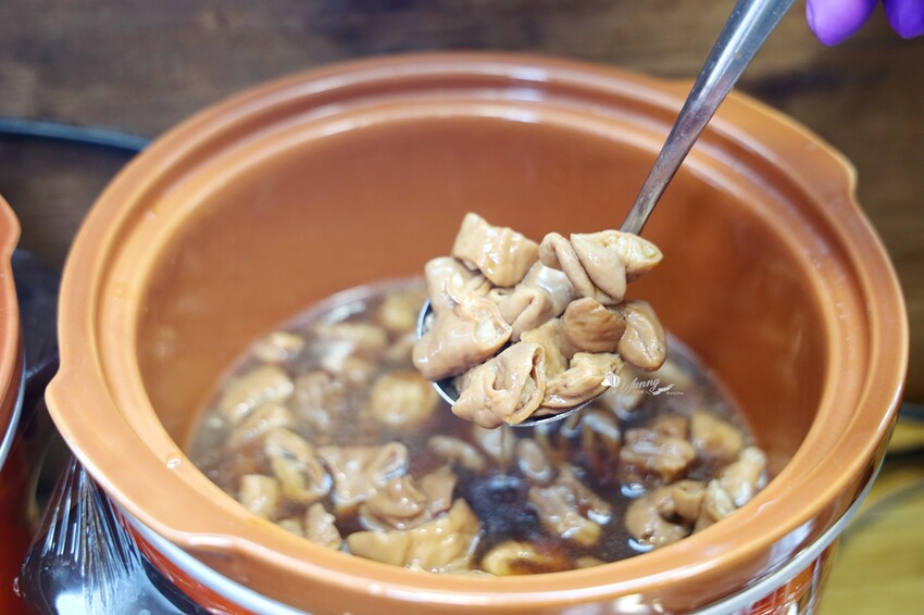 三重國小站美食!雙囍號麵線爆料三寶,麻辣臭豆腐鴨血必吃。