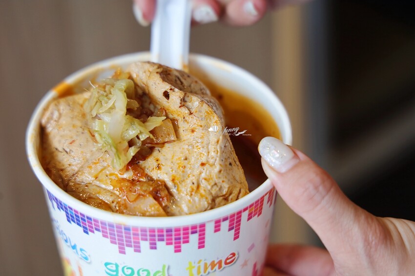 三重國小站美食!雙囍號麵線爆料三寶,麻辣臭豆腐鴨血必吃。