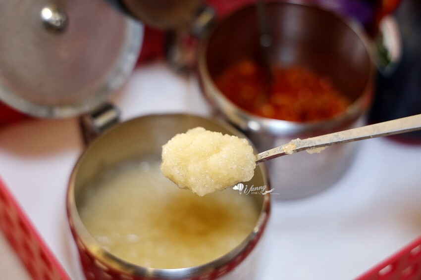 三重國小站美食!雙囍號麵線爆料三寶,麻辣臭豆腐鴨血必吃。