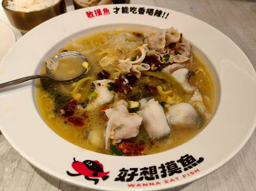 台北京站美食推薦-好想摸魚台北京站店-大口吃酸菜魚感受那清新