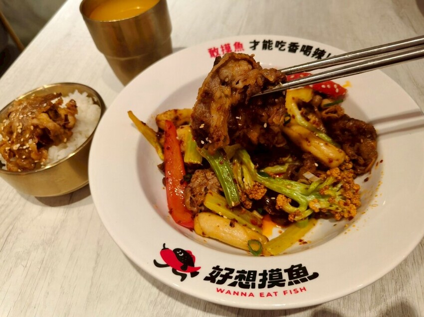 台北京站美食推薦-好想摸魚台北京站店-大口吃酸菜魚感受那清新
