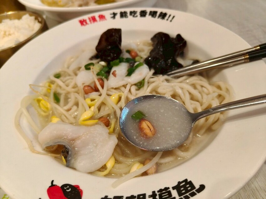 台北京站美食推薦-好想摸魚台北京站店-大口吃酸菜魚感受那清新