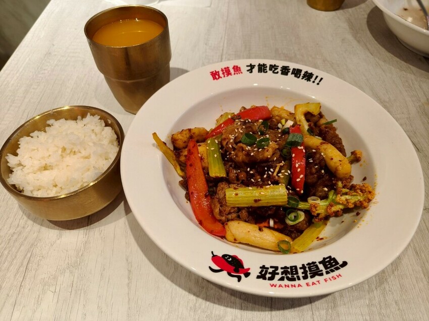 台北京站美食推薦-好想摸魚台北京站店-大口吃酸菜魚感受那清新