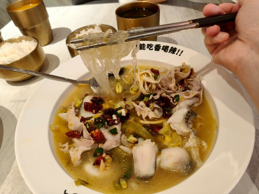 台北京站美食推薦-好想摸魚台北京站店-大口吃酸菜魚感受那清新