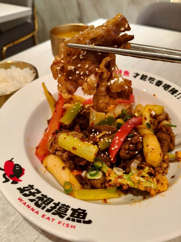 台北京站美食推薦-好想摸魚台北京站店-大口吃酸菜魚感受那清新