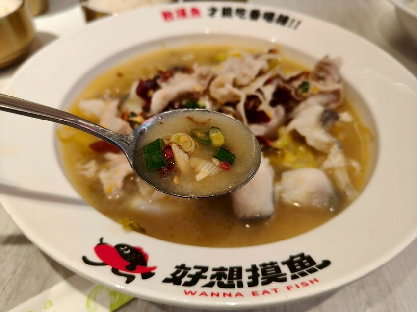 台北京站美食推薦-好想摸魚台北京站店-大口吃酸菜魚感受那清新