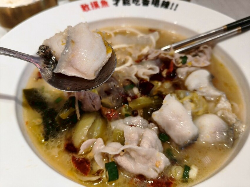 台北京站美食推薦-好想摸魚台北京站店-大口吃酸菜魚感受那清新