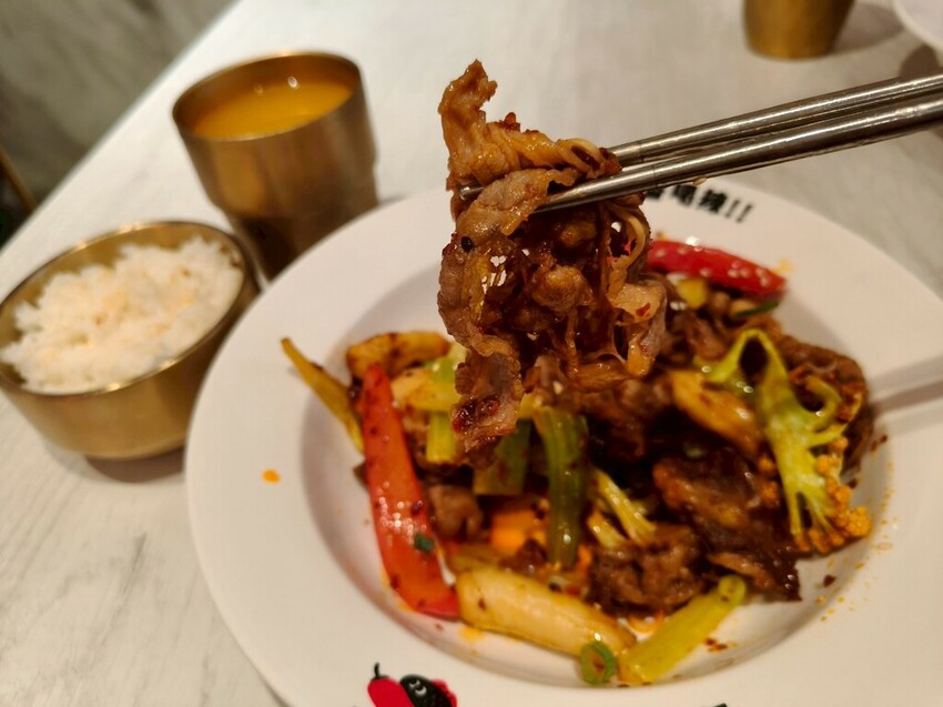台北京站美食推薦-好想摸魚台北京站店-大口吃酸菜魚感受那清新