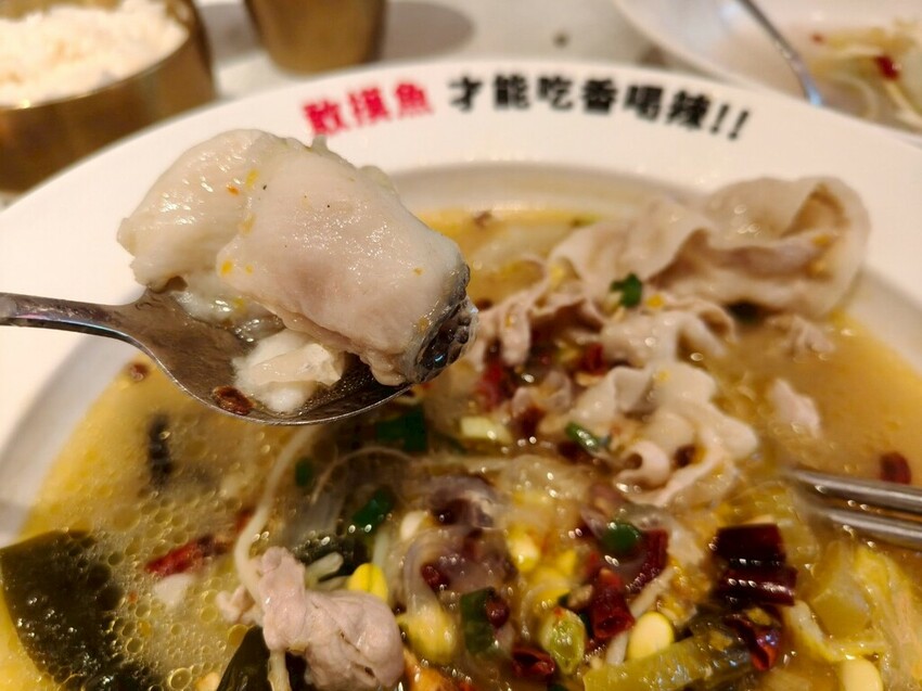 台北京站美食推薦-好想摸魚台北京站店-大口吃酸菜魚感受那清新
