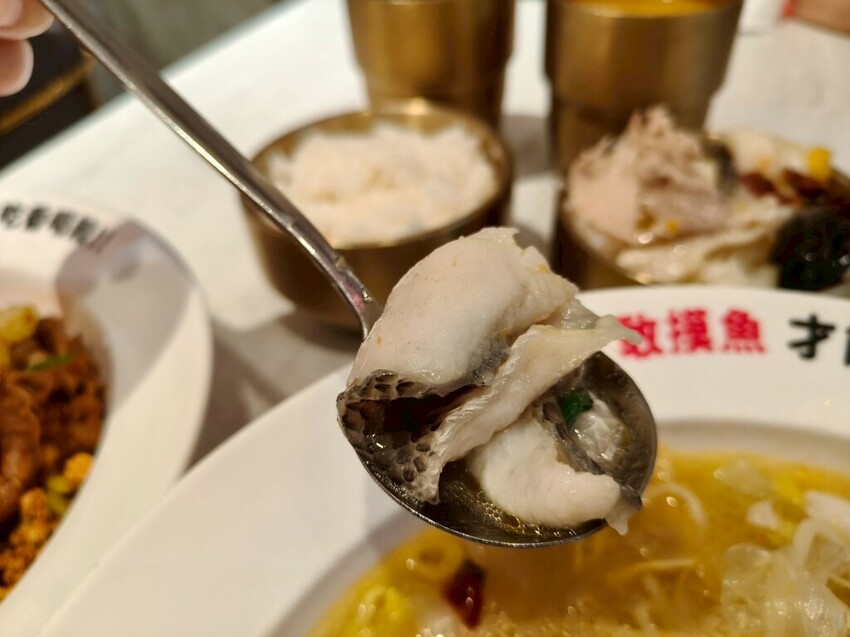 台北京站美食推薦-好想摸魚台北京站店-大口吃酸菜魚感受那清新