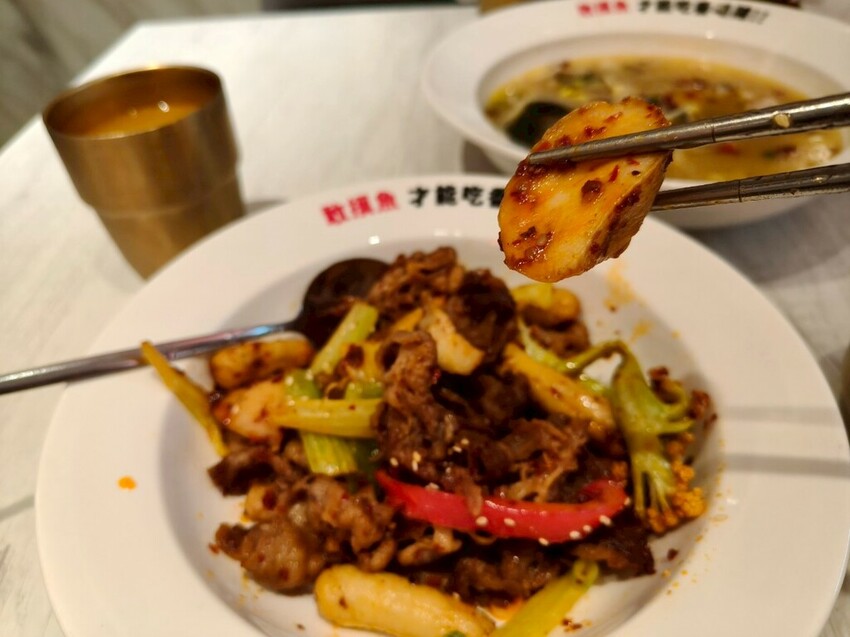 台北京站美食推薦-好想摸魚台北京站店-大口吃酸菜魚感受那清新