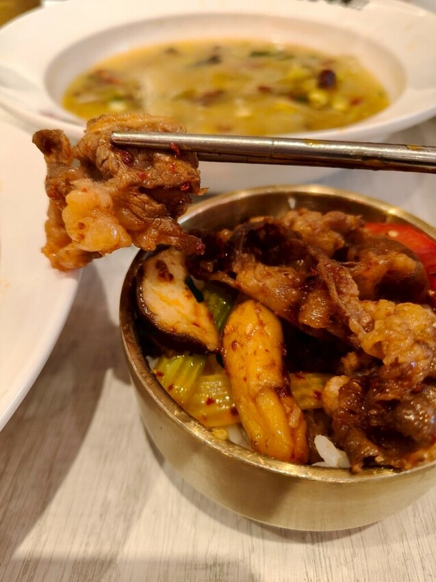 台北京站美食推薦-好想摸魚台北京站店-大口吃酸菜魚感受那清新