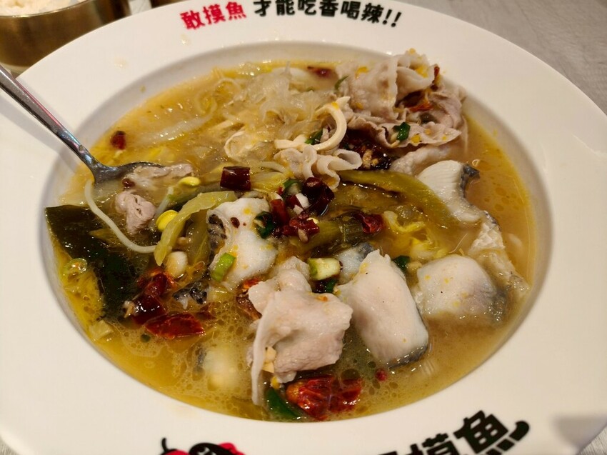 台北京站美食推薦-好想摸魚台北京站店-大口吃酸菜魚感受那清新