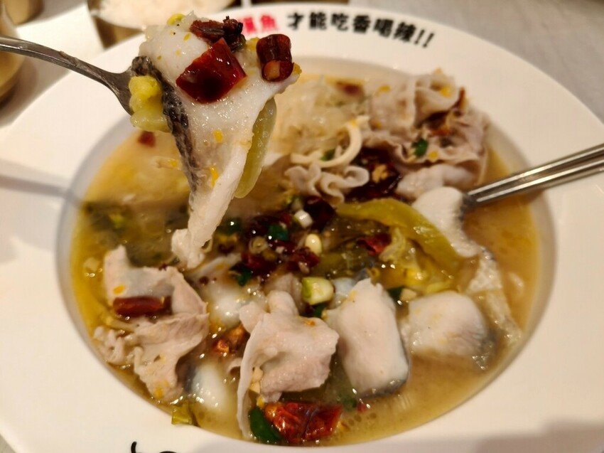 台北京站美食推薦-好想摸魚台北京站店-大口吃酸菜魚感受那清新