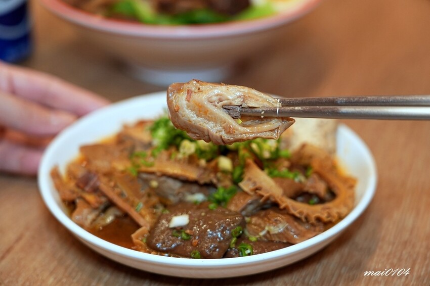 劉財記酸辣粉～選項多樣、份量十足，限量牛肉麵售完就沒了，用餐