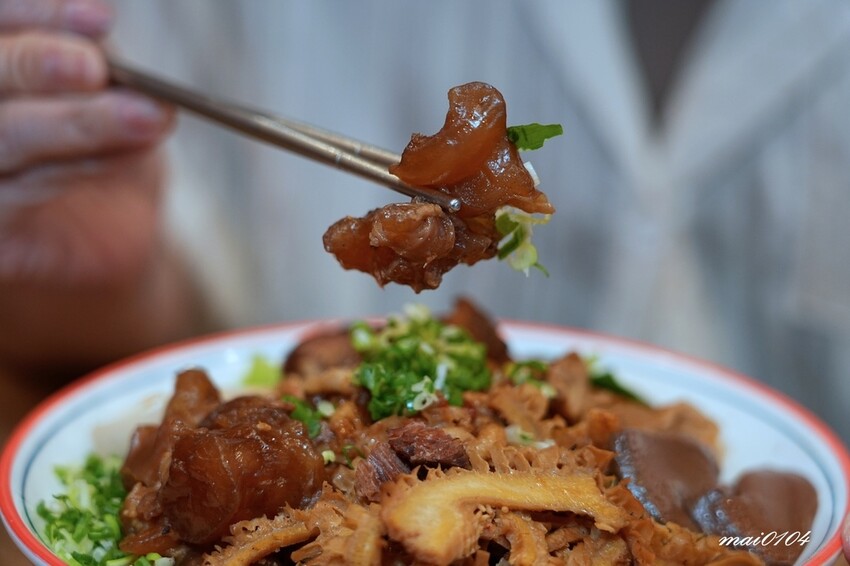 劉財記酸辣粉～選項多樣、份量十足，限量牛肉麵售完就沒了，用餐