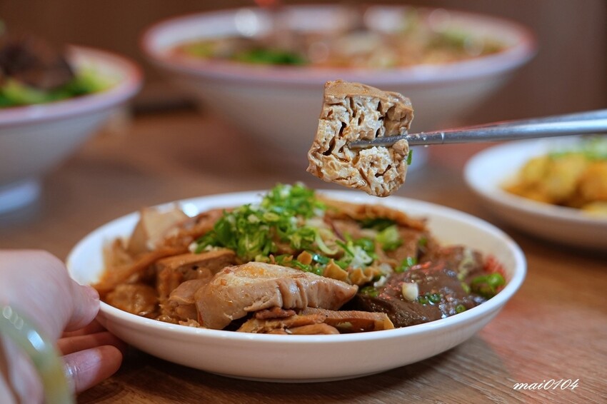 劉財記酸辣粉～選項多樣、份量十足，限量牛肉麵售完就沒了，用餐