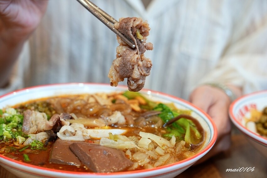 劉財記酸辣粉～選項多樣、份量十足，限量牛肉麵售完就沒了，用餐