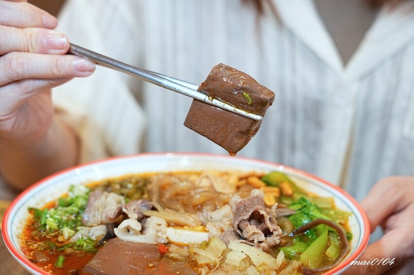 劉財記酸辣粉～選項多樣、份量十足，限量牛肉麵售完就沒了，用餐