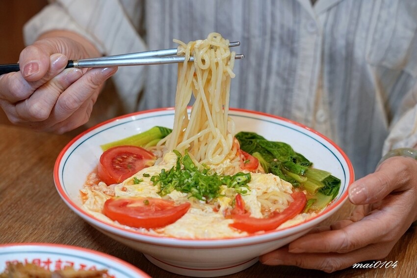 劉財記酸辣粉～選項多樣、份量十足，限量牛肉麵售完就沒了，用餐