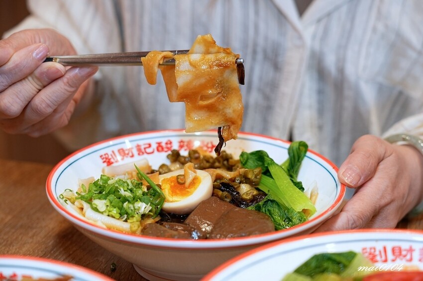 劉財記酸辣粉～選項多樣、份量十足，限量牛肉麵售完就沒了，用餐