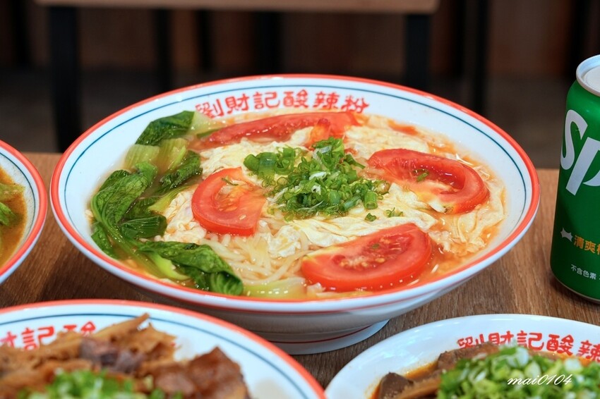 劉財記酸辣粉～選項多樣、份量十足，限量牛肉麵售完就沒了，用餐