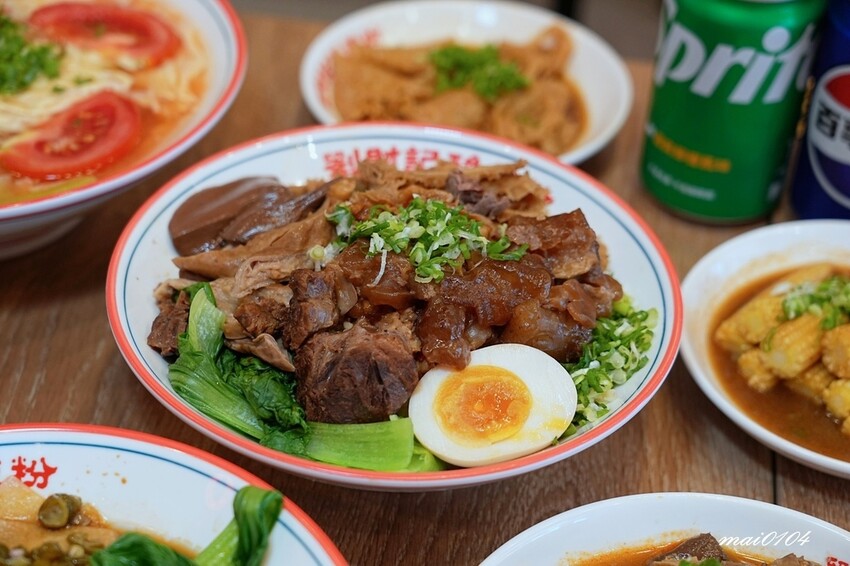 劉財記酸辣粉～選項多樣、份量十足，限量牛肉麵售完就沒了，用餐