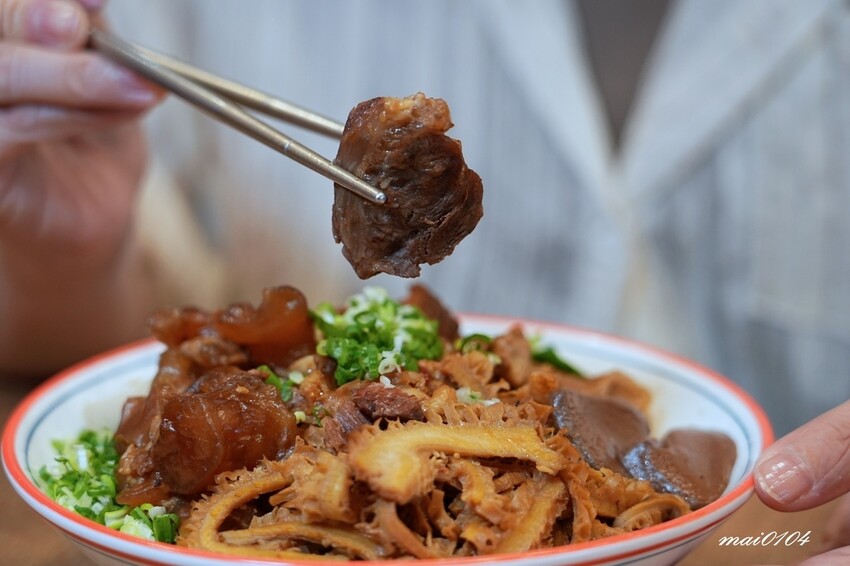 劉財記酸辣粉～選項多樣、份量十足，限量牛肉麵售完就沒了，用餐