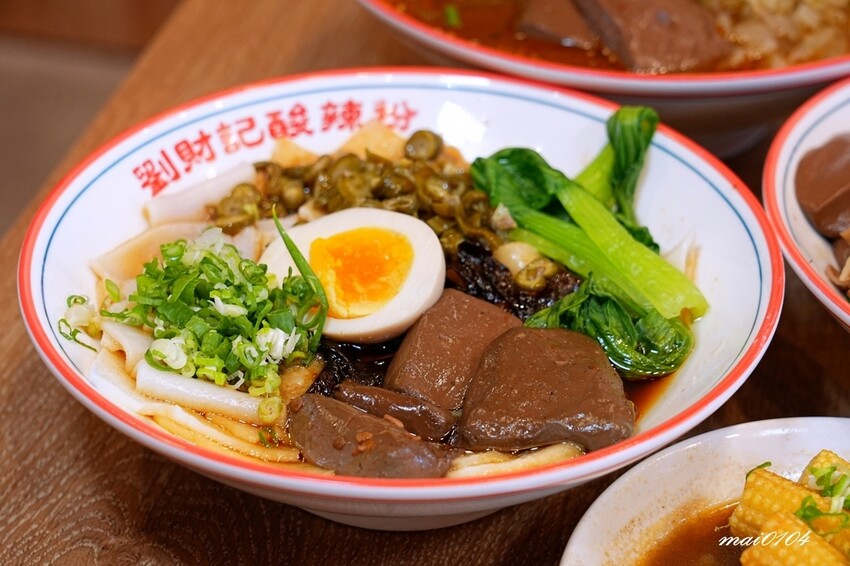 劉財記酸辣粉～選項多樣、份量十足，限量牛肉麵售完就沒了，用餐