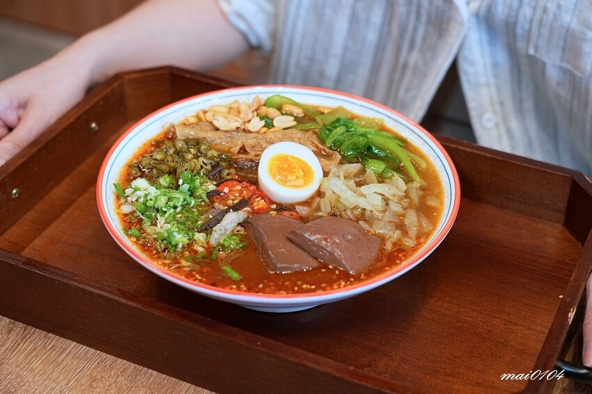 劉財記酸辣粉～選項多樣、份量十足，限量牛肉麵售完就沒了，用餐