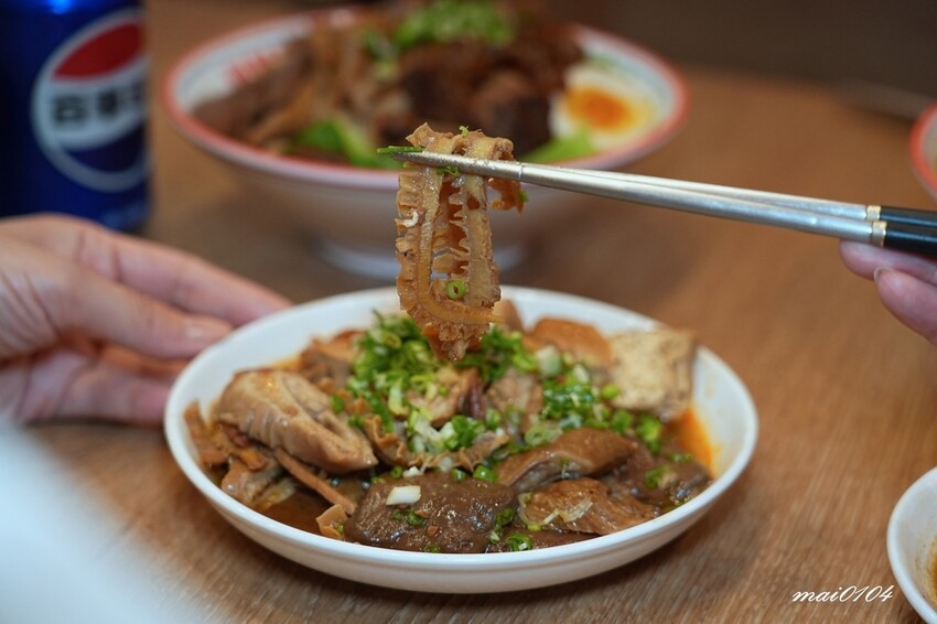 劉財記酸辣粉～選項多樣、份量十足，限量牛肉麵售完就沒了，用餐