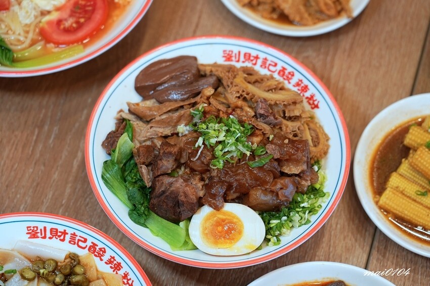 劉財記酸辣粉～選項多樣、份量十足，限量牛肉麵售完就沒了，用餐