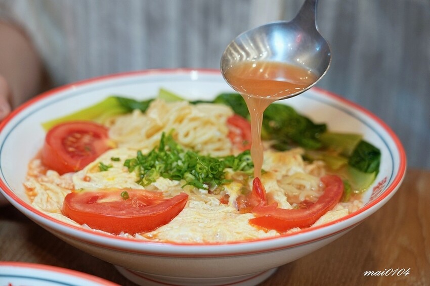 劉財記酸辣粉～選項多樣、份量十足，限量牛肉麵售完就沒了，用餐