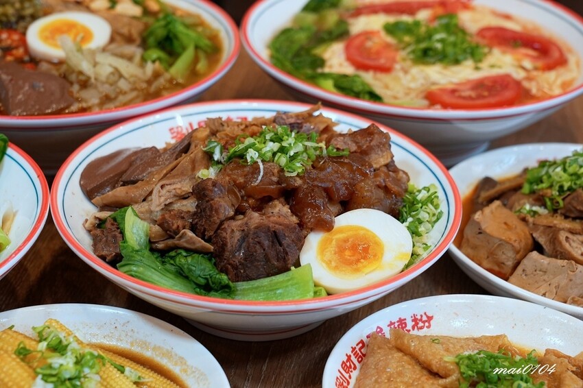 劉財記酸辣粉～選項多樣、份量十足，限量牛肉麵售完就沒了，用餐