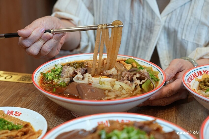 劉財記酸辣粉～選項多樣、份量十足，限量牛肉麵售完就沒了，用餐