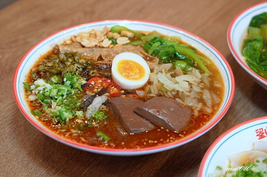 劉財記酸辣粉～選項多樣、份量十足，限量牛肉麵售完就沒了，用餐