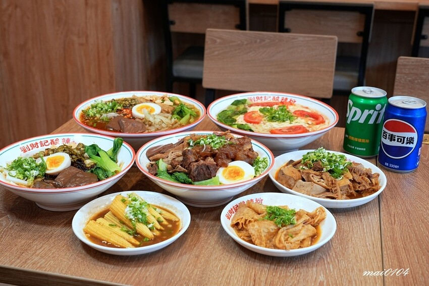 劉財記酸辣粉～選項多樣、份量十足，限量牛肉麵售完就沒了，用餐