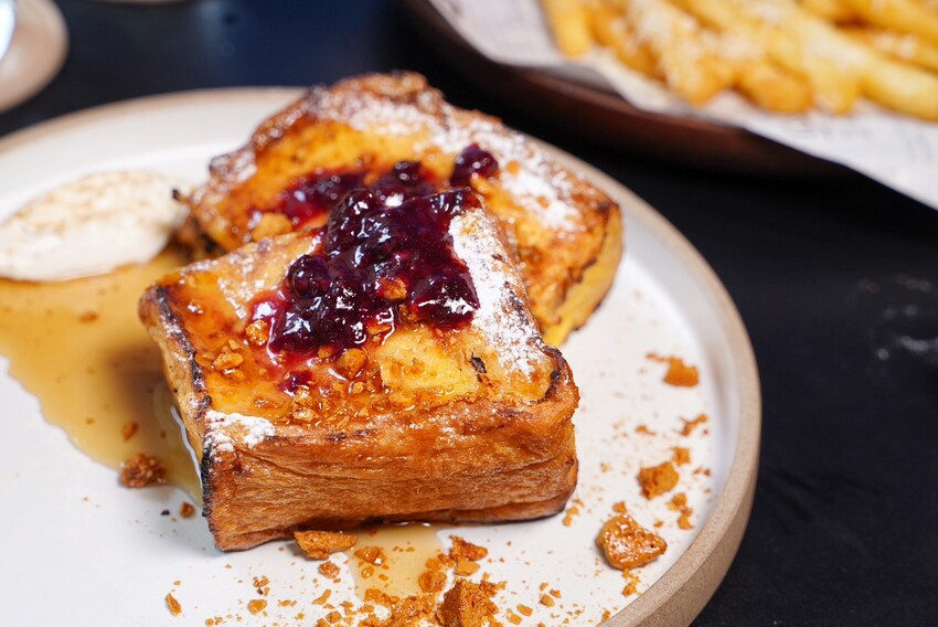 【PAI CAFÉ & BRUNCH八德店】台北小巨蛋附近人氣早午餐咖啡廳，鹹食三明治、蛋捲，還有現烤現煎的法式吐司都超強！寵物友善且平日不限時，超加分！ - 阿華田的美食日記