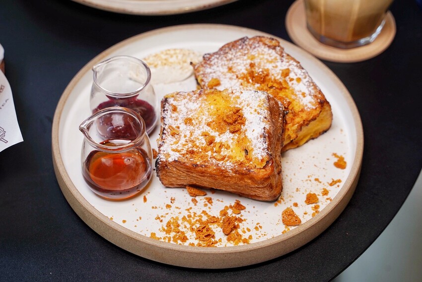 【PAI CAFÉ & BRUNCH八德店】台北小巨蛋附近人氣早午餐咖啡廳，鹹食三明治、蛋捲，還有現烤現煎的法式吐司都超強！寵物友善且平日不限時，超加分！ - 阿華田的美食日記