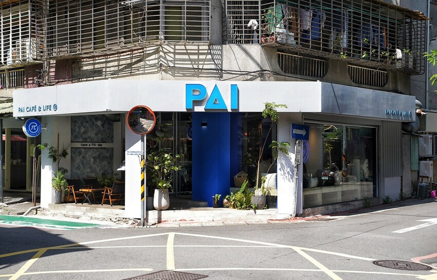 【PAI CAFÉ & BRUNCH八德店】台北小巨蛋附近人氣早午餐咖啡廳，鹹食三明治、蛋捲，還有現烤現煎的法式吐司都超強！寵物友善且平日不限時，超加分！ - 阿華田的美食日記