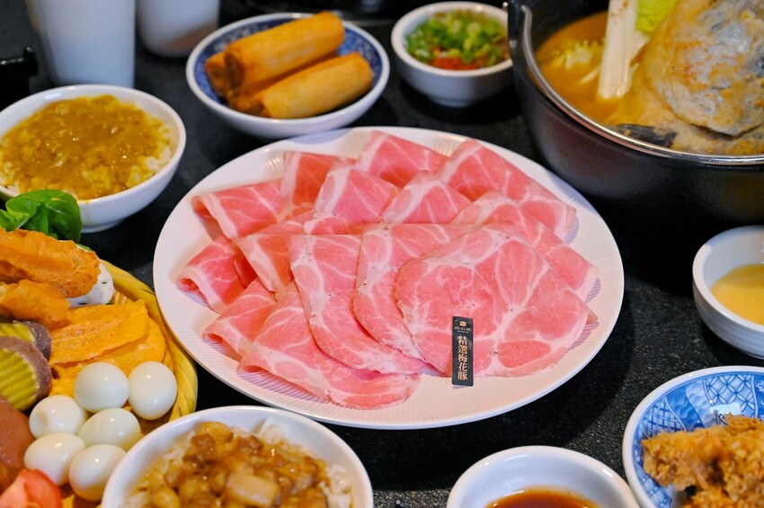 台中海線王牌火鍋太平新開店 火烤兩吃鍋推薦 一個人也能吃砂鍋魚頭  尚石苑火鍋太平店